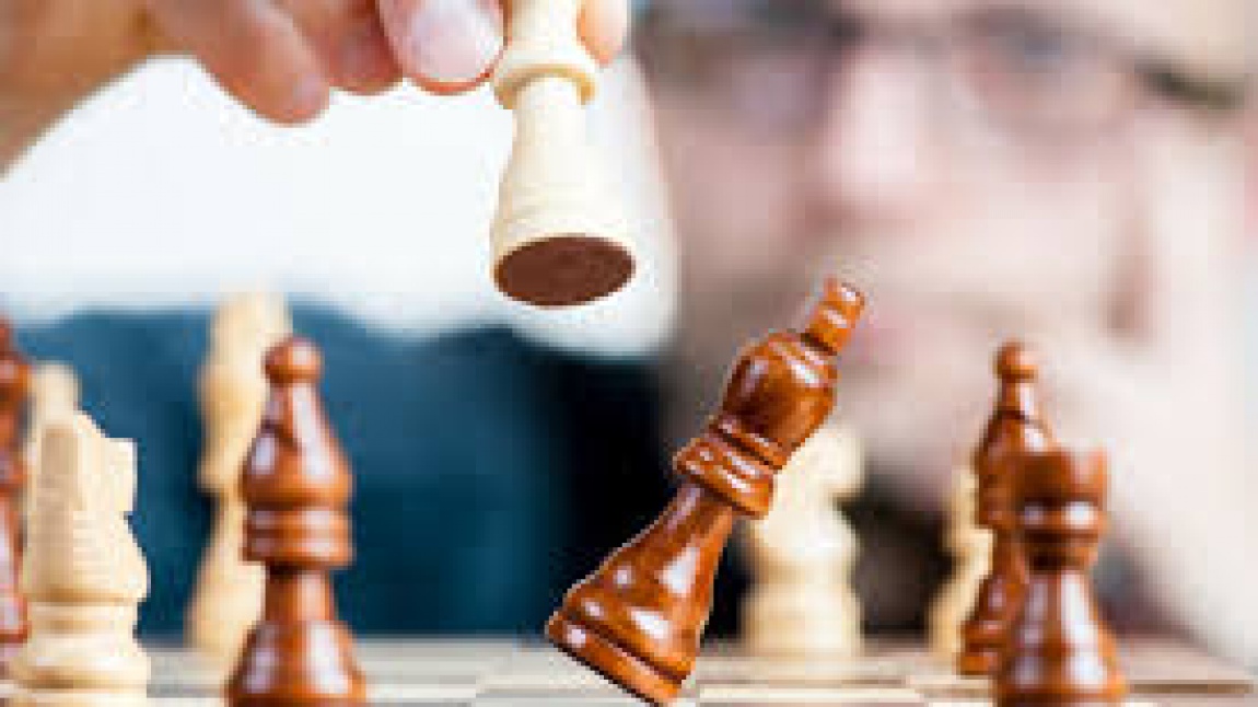 Satranç oyununu bilmeyen öğrencilerimize akranları yardımı ile oyun öğretildi. 